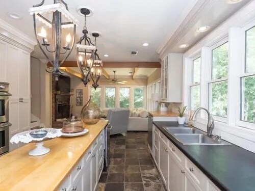 Luxury 9-BR Estate -- 3 Homes & Cottage on 14 Acres, 10 Miles to Ole Miss