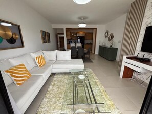 Apartamento familiar, vistas a la montaña | Zona de estar | Smart TV de 50 pulgadas con canales digitales