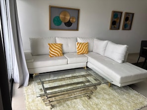 Appartement familial, vue sur la montagne | Aire de séjour | Téléviseur connecté de 50 po avec télévision numérique