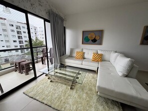 Apartamento família, vista para a montanha | Área de estar