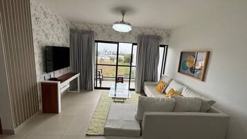 Apartamento familiar, vistas a la montaña | Zona de estar | Smart TV de 50 pulgadas con canales digitales