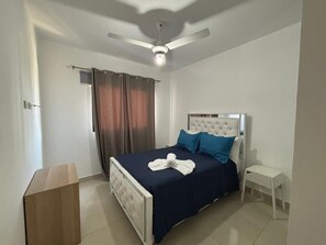 Family Apartment, Mountain View | Egyptian cotton sheets, premium bedding, down duvets - cipres (Puñal)