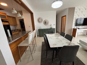 Appartement familial, vue sur la montagne | Cuisine privée | Four à micro-ondes, un four, surface de cuisson, cafetiÚre-théiÚre
