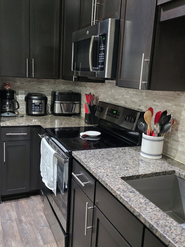 Refrigerador, microondas, horno y parrilla de estufa 