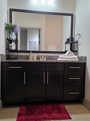 Regadera, tina de hidromasaje, secadora de cabello, bidet 