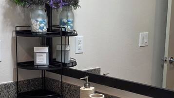 Douche, baignoire Ă jets, sĂšche-cheveux, bidet