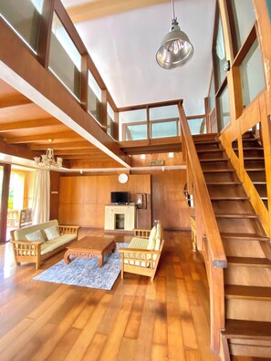 Deluxe House, Balcony, Lake View | Living area