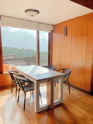 Deluxe House, Balcony, Lake View | In-room dining