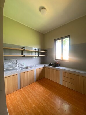 Superior House, Balcony, Lake View | Private kitchen