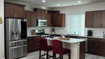 Refrigerador, microondas, horno, placa de cocina