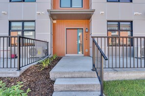 Exterior detail - Luxury 3BR in Belmont | Private Garage + Sleep 6 (Calgary)