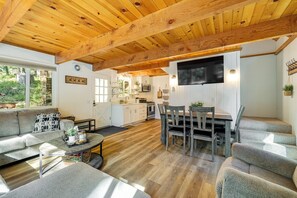 Smart-TV, Kamin, Bücher