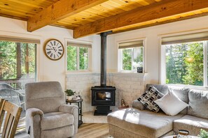 Smart-TV, Kamin, Bücher