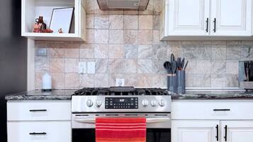 雪櫃、微波爐、焗爐、爐具