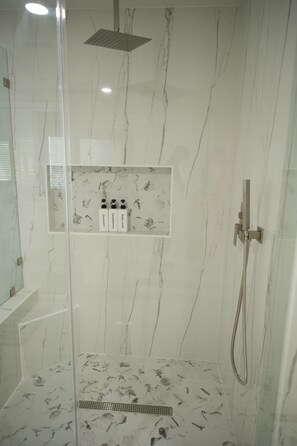 Dusche, Haartrockner, Bidet, Handtücher