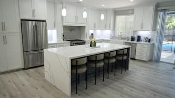 Blender, cookware/dishes/utensils, dining tables, kitchen islands