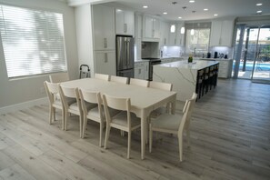 Dining - New 5BR Pool House near Sequoia w/ BBQ / 3700Sqft (Visalia)