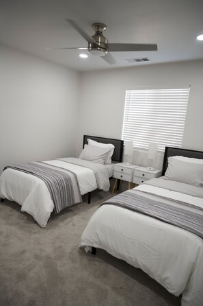 5 habitaciones, tabla de planchar con plancha, wifi y ropa de cama 
