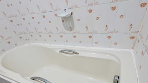 Ein Badezimmer mit Badewanne, Dusche und Toilette.