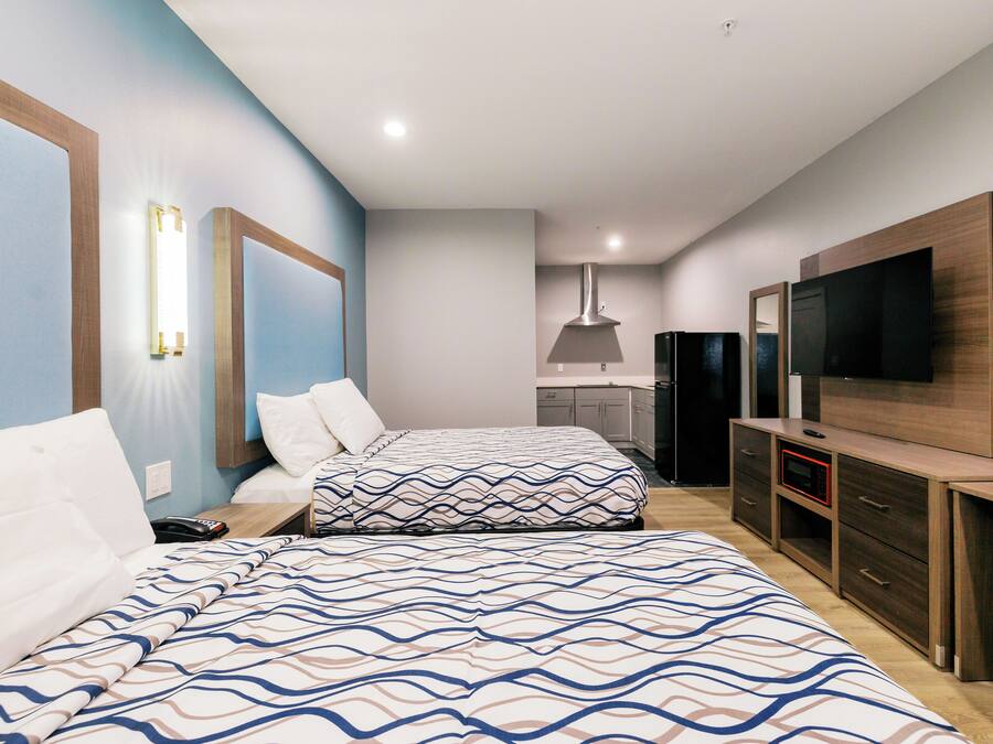 Escriptori, espai de treball apte per a portàtils i wifi gratuïta