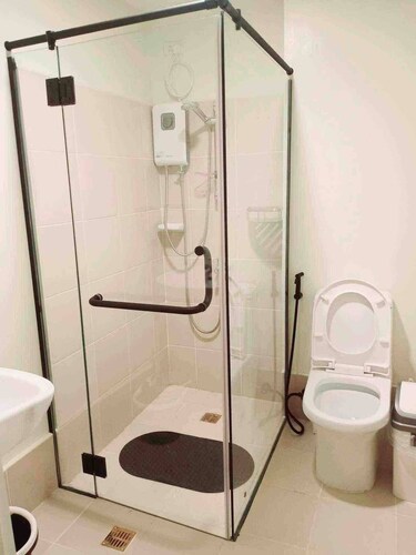 Room-604 New Brenthill Premium Condo Nea