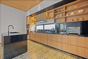 Villa, 6 chambres, vue montagne | Cuisine privée | Grand réfrigérateur, micro-ondes, plaque de cuisson, cuiseur de riz