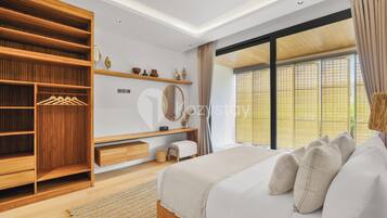 Desk, laptop workspace, iron/ironing board, free WiFi