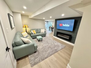 Smart TV, fireplace