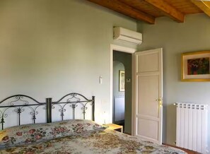 3 bedrooms, in-room safe, iron/ironing board, travel cot