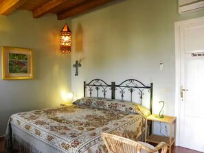 3 bedrooms, in-room safe, iron/ironing board, travel cot