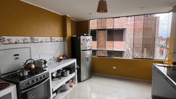 ห้องคอมฟอร์ทพักรวม, หลายเตียง, ห้องอาบน้ำฝักบัวสำหรับผู้ใช้รถเข็น, วิวเมือง | ครัวส่วนตัว | เครื่องครัว/จาน/ช้อนส้อม