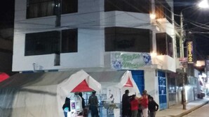 Um edifício de vários andares com um letreiro de restaurante no andar térreo.