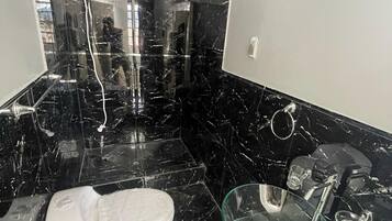 Dormitório compartilhado conforto, várias camas, chuveiro com barras de apoio, vista para a cidade | Banheiro | Secador de cabelo, sabonete, shampoo, papel higiênico