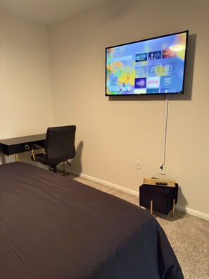 1 bedroom, desk, iron/ironing board, WiFi - Modern Executive Suite- NRG, Medical Center, Downtown Houston (Houston)