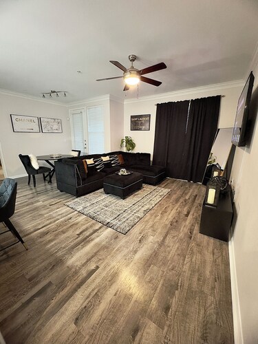 Modern Executive Suite- NRG, Medical Center, Downtown Houston