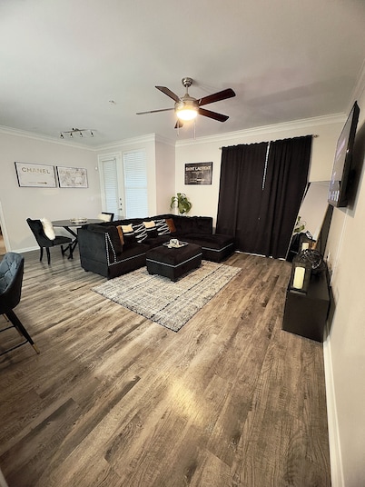 Modern Executive Suite- NRG, Medical Center, Downtown Houston