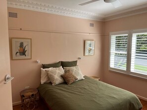 3 bedrooms, iron/ironing board, internet, bed sheets