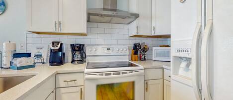 Jääkaappi, mikroaaltouuni, uuni, liesi