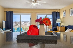 TV, DVD player - Gorgeous beachfront condo, shared pool and beach access (Fort Walton Beach)