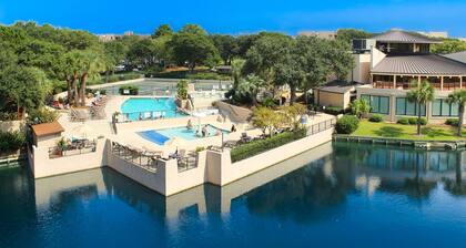 1st Floor Condo with Pools,Hot tub, 100 yards to Beach, Tennis/Pickleball Courts