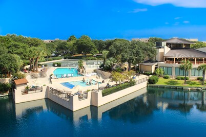 1st Floor Condo with Pools,Hot tub, 100 yards to Beach, Tennis/Pickleball Courts