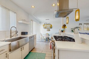 Fridge, microwave, oven, stovetop - Sunny Mountain-View Retreat with Pool, Golf, and Tasty Eats Just Steps Away (Palm Desert)