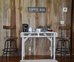 Interior - Pine Song Retreat - Pine Song Retreat (Lexington)