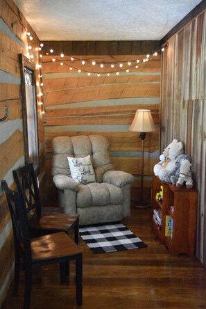 Interior - Pine Song Retreat - Pine Song Retreat (Lexington)