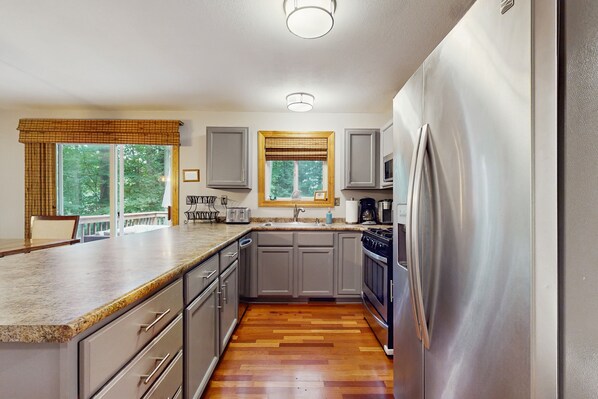 Fridge, microwave, oven, stovetop - Spacious Dog Friendly Home w/ heated pool, fenced yard, gas grill, & fire pit (Sawyer)