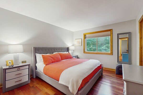 4 bedrooms, iron/ironing board, Internet, bed sheets