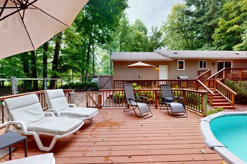 Spacious Dog Friendly Home w/ heated pool, fenced yard, gas grill, & fire pit