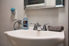 تجهيزات دش، مجففات شعر، مناشف، صابون