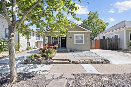 Cozy Home - 7 Min. Walk to UC Davis Medical Ctr. Sacramento,  
EV- Charger Leve2