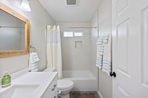 Hair dryer, bidet, towels, soap - Cozy Home - 7 Min. Walk to UC Davis Medical Ctr. Sacramento,
EV- Charger Leve2 (Sacramento)